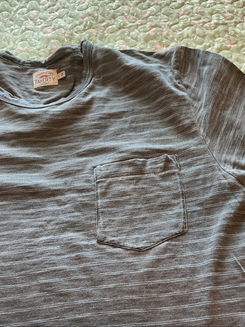 Faherty Brand Bundle of two T-shirts with pockets L - Picture 4 of 9